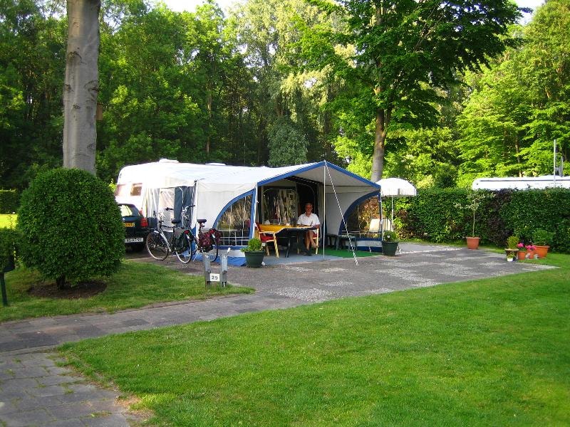 Kampeerplaats auto + tent / caravan