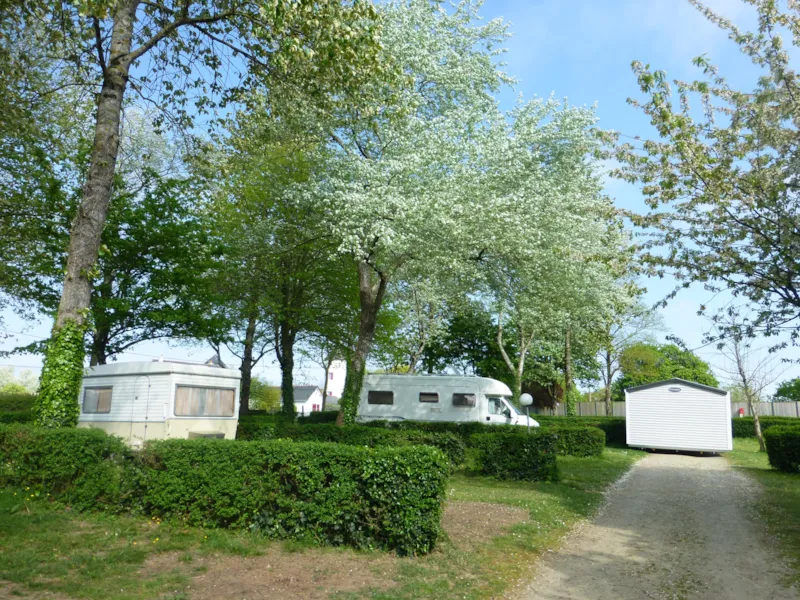 Emplacement 1 Voiture/ Tente, Caravane Ou Camping-Car