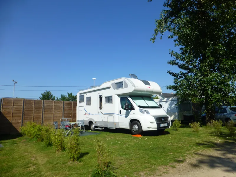 Emplacement 1 Voiture/ Tente, Caravane Ou Camping-Car