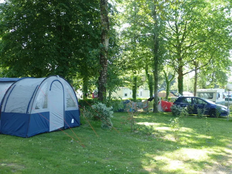 Emplacement 1 Voiture/ Tente, Caravane Ou Camping-Car