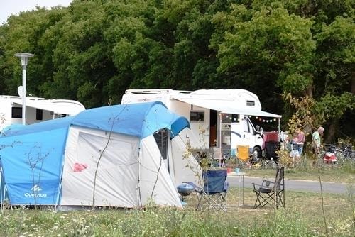 Pakket 3 ppl : standplaats + Voertuig + Tent of caravan