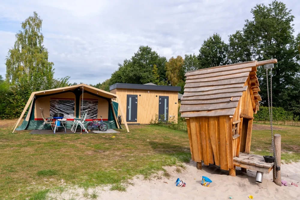 Campingplatz Mit Luxuriösen Privaten Sanitäranlagen Inkl. Wasser, Strom Und Internet