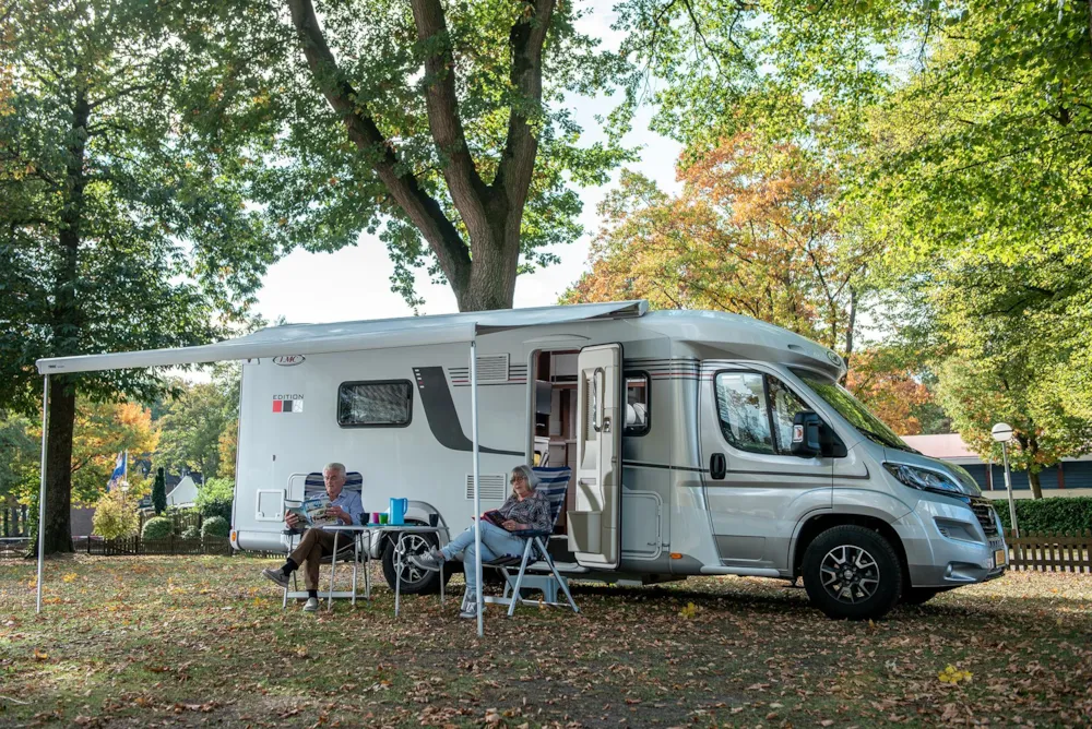 Emplacement camping-car - court séjour