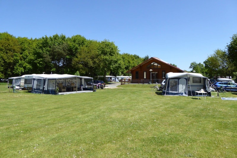 Standplaats voor tent (sportveld) - 100/140m² - elektriciteit 4A - autovrij - hondvrij