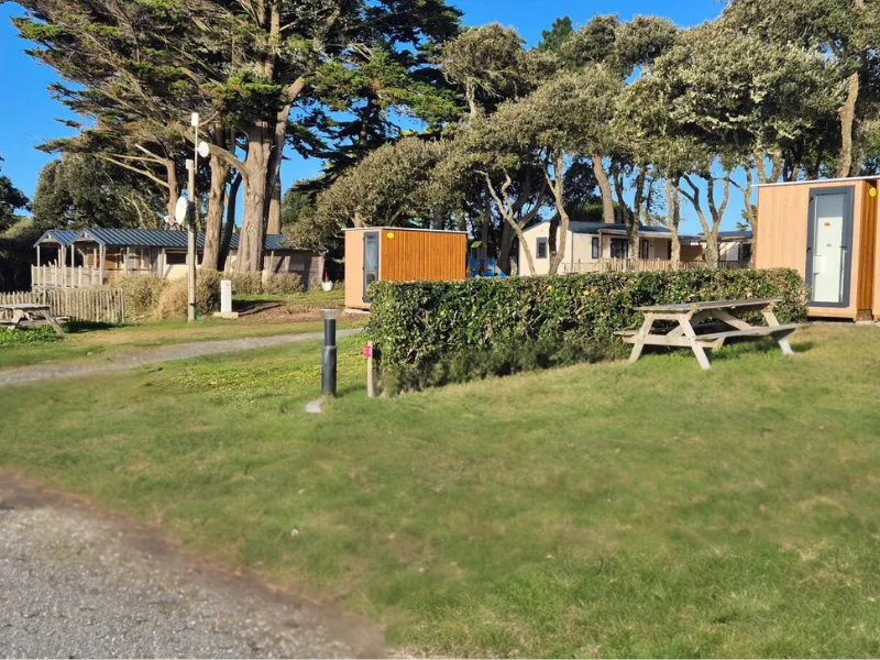 Emplacement - Emplacement Mer Sanitaires (2 Personnes + Électricité 10 A Inclus Dans Le Tarif) - Camping Eleovic