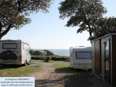 Pitch APERCU MER SANITAIRE véhicule -6m50, 2 personnes + électricité 10 A inclus dans le tarif — 1