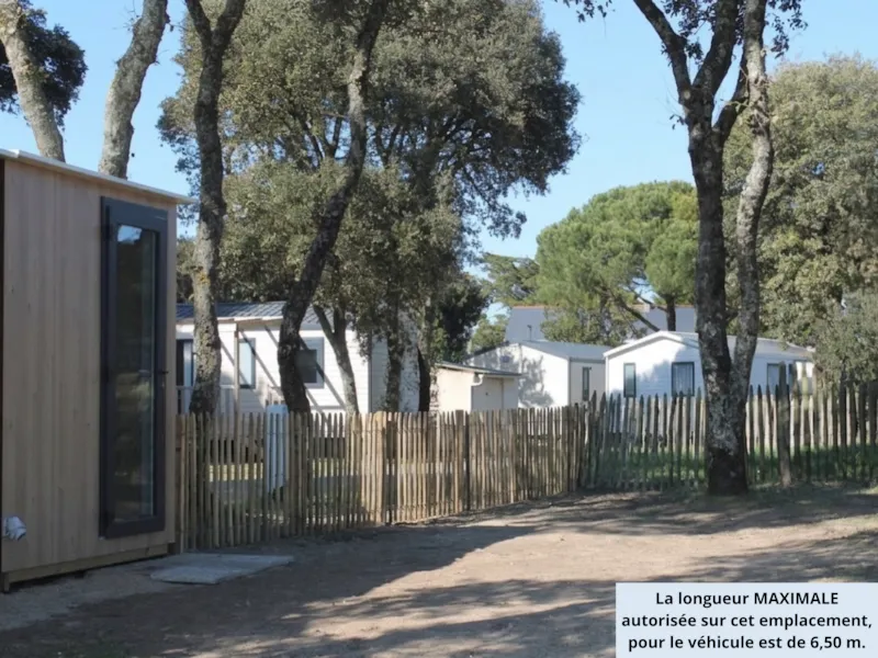 Emplacement Apercu Mer Sanitaire Véhicule -6M50, 2 Personnes + Électricité 10 A Inclus Dans Le Tarif