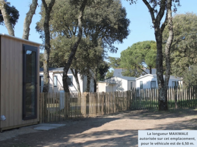 Pitch APERCU MER SANITAIRE véhicule -6m50, 2 personnes + électricité 10 A inclus dans le tarif — 2