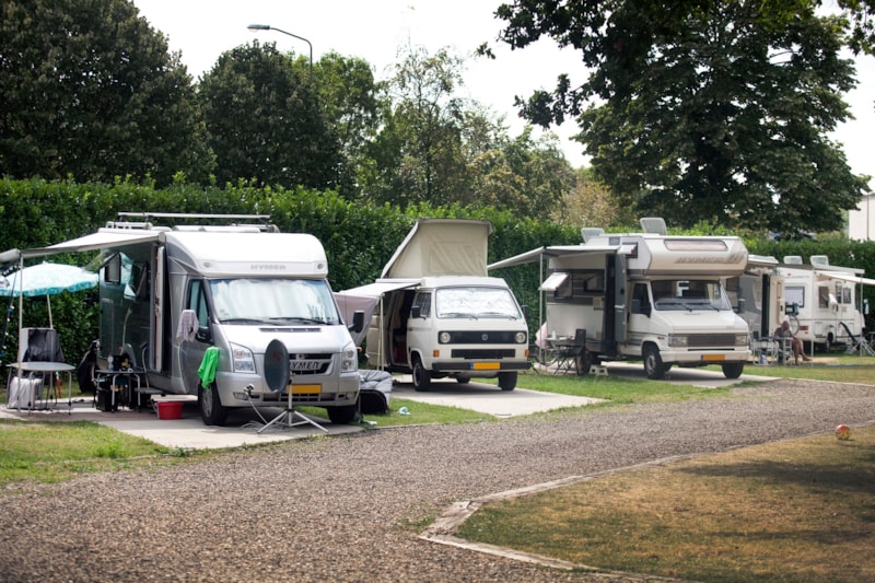 Emplacement : camping-car + électricité + eau