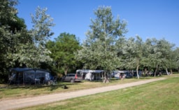 Kampeerplaats(en) - Standplaats Premium - 160/250M²  - Elektra - Water En Afvoer - Camping Village de La Guyonnière