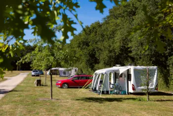 Stellplatz - Premium 100-150M² Drainage+Water+Electricity - Camping Village de La Guyonnière