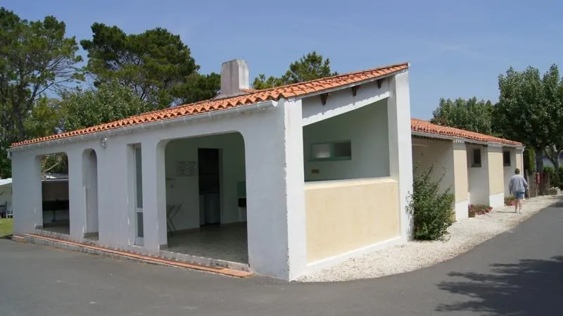 Emplacement + Électricité 10A + 1 Véhicule + Tente Ou Caravane