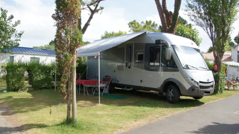 Emplacement + Électricité 10A + 1 Véhicule + Tente Ou Caravane