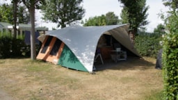 Kampeerplaats(en) - Standplaats + Elektriciteit 10A + Voertuig + Tent Of Caravan - Camping Aux Coeurs Vendéens