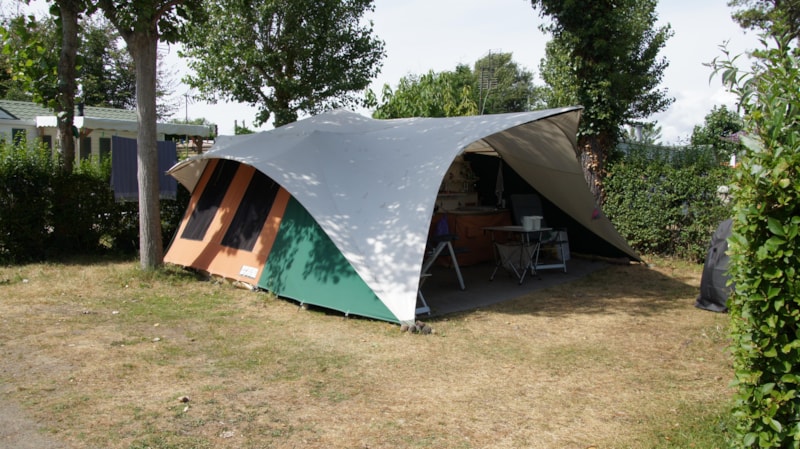 Standplaats + elektriciteit 10A + voertuig + tent of caravan