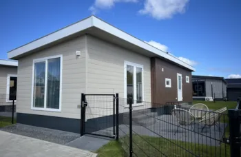 Mietunterkunft - Chalet De Zeebaars Ist Ein Schönes Geschlossenes Chalet Für 4-5 Personen. - Vakantiepark De Zeeuwse Parel