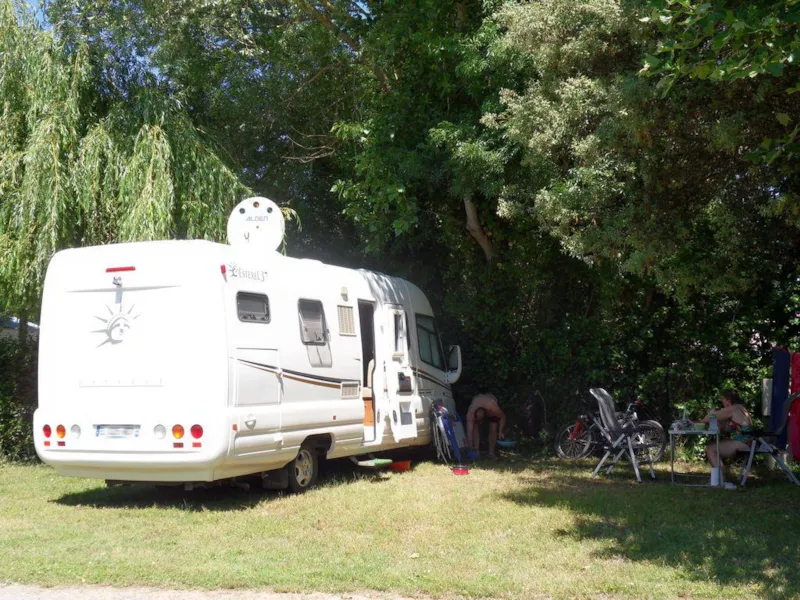 Emplacement Tente  + 1 Voiture + Électricité 10A +Eau