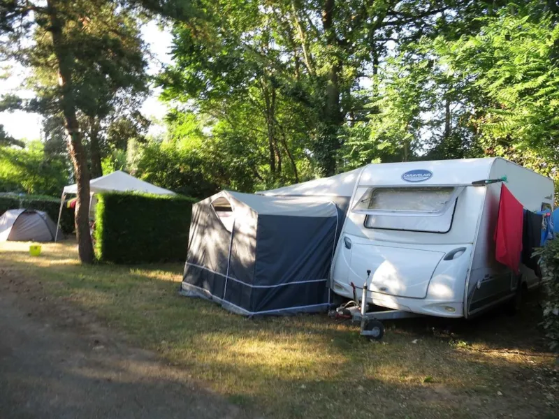 Emplacement Caravane + 1 Voiture + Élect 10A + Eau