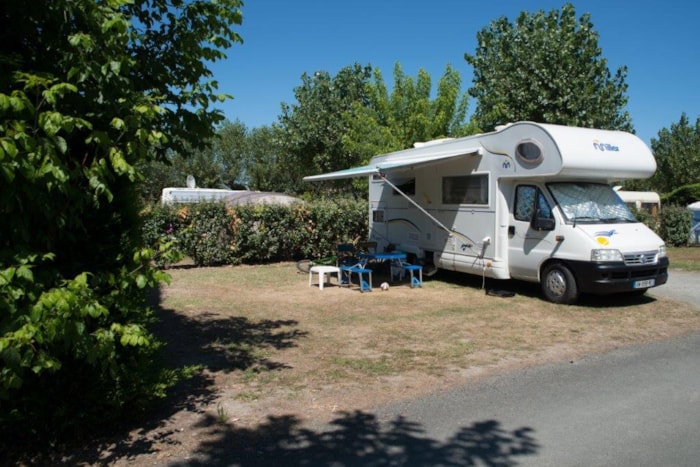 Emplacement Avec Électricité 10A Pour Tente/Caravane Ou Camping-Car
