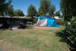 Kampeerplaats(en) - Standplaats + 10A Elektriciteit  + Auto + Tent / Caravan / Camper - Camping Le Bois Joly