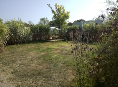 Privilege Package (comfort package + water connection/evacuation + terrace with picnic table. Pitch between 110m² and 130m²) )