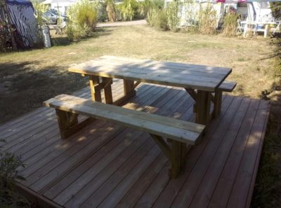 Privilege Package (comfort package + water connection/evacuation + terrace with picnic table. Pitch between 110m² and 130m²) )