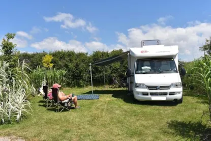 Piazzola Confort (Tenda, Roulotte, Camper / 1 Auto / Elettricità 10A)