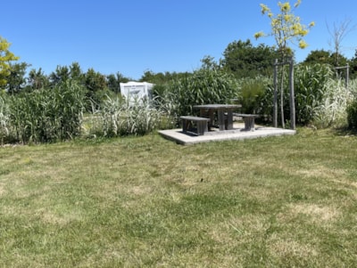Privilege Package (comfort package + water connection/evacuation + terrace with picnic table. Pitch between 110m² and 130m²) )