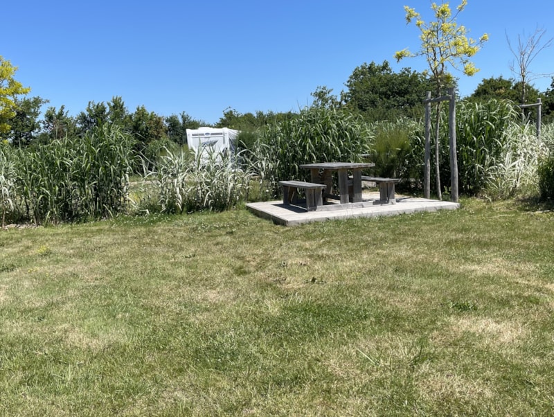 Forfait Privilège (forfait confort + raccordement/évacuation eau + terrasse avec table pique-nique. Empl. entre 110m² et 130m²)