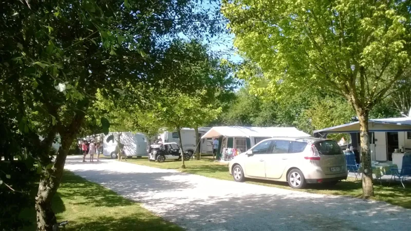 Emplacement Confort (120 À 155M²) 2 Pers + Voiture + Électricité