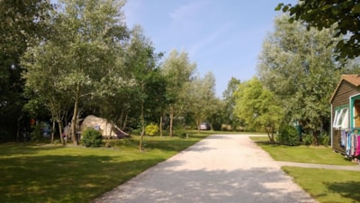 Hiker's or cyclist's pitch without electricity