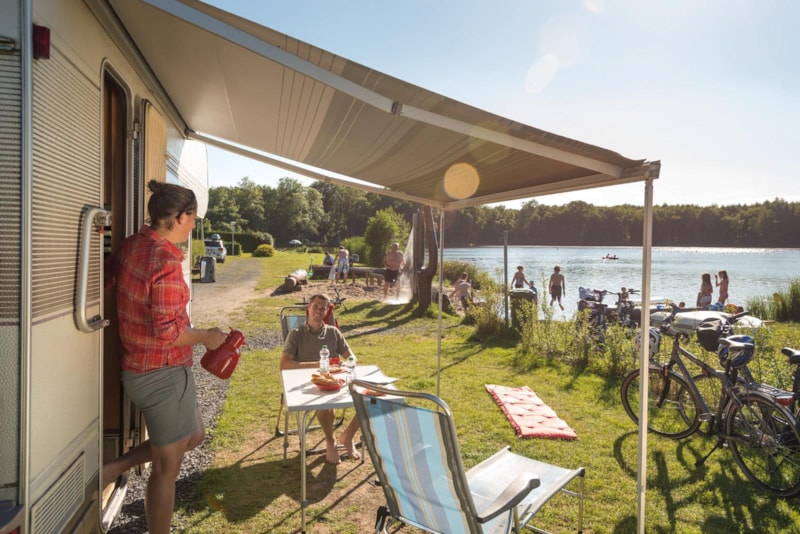 Piazzola di lusso camper: 1 auto + elettricità + raccordo all'acqua corrente / scarico