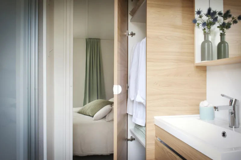 Mobil-Home Premium+ 2Ch 2 Sdb | Premium-33M²-Clim-Tv-Lv-Spa-Draps-Wifi Gratuit-Terrasse Couverte
