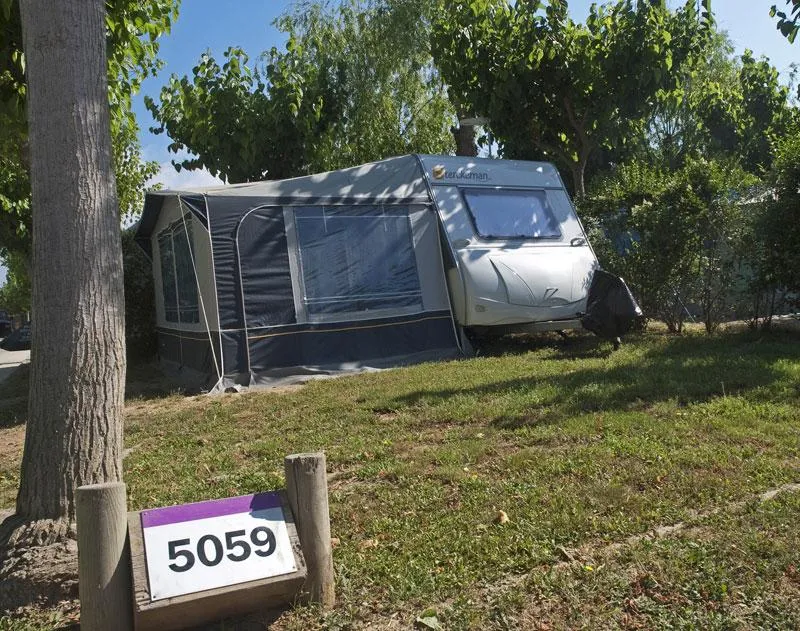 Emplacement Medium Standard (>90M² Voiture + Tente Ou Caravane Ou Camping-Car + Électricité 10A + Eau)