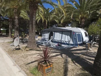 Stellplatz - Stellplatz Large Preferent (90-120M² Auto + Zelt , Wohnwagen Oder Wohnmobil +  Strom 10A + Wasser) - Tamarit Beach Resort