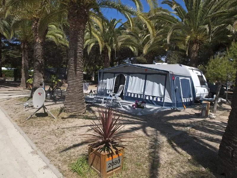 Standplaats Large Preferent (90-120m² auto + tent, caravan of camper +  elektriciteit 10A + water)