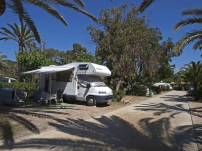 Pitch Large Preferent (90-120m² car + tent / caravan / camping-car + electricity 10A + water) — 2