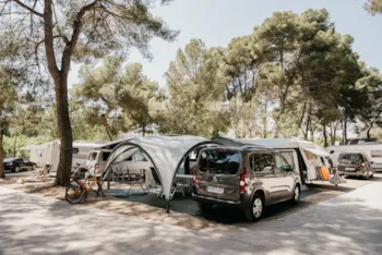 Stellplatz - Stellplatz Large Standard (90-120M² Auto + Zelt , Wohnwagen Oder Wohnmobil +  Strom 10A + Wasser) - Tamarit Beach Resort
