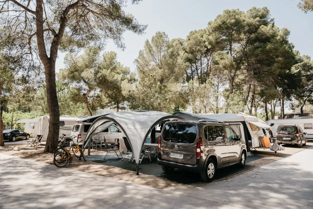 Piazzola Large Standard (90-120m² auto + tenda, roulotte o camper + elettricità 10A + acqua)