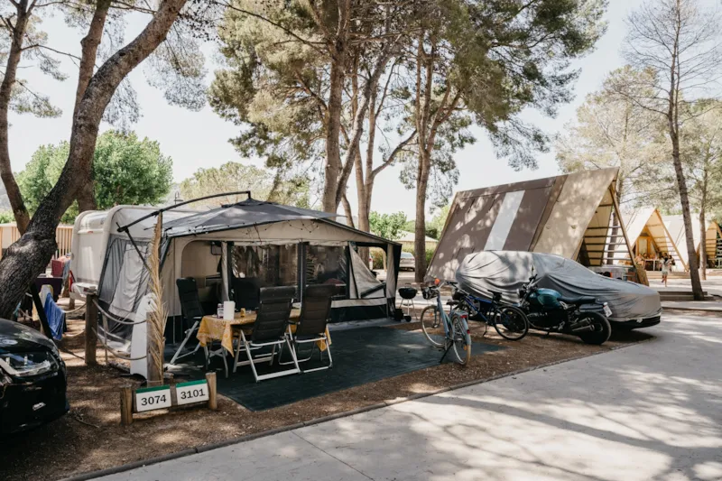 Emplacement Large Standard (90-120M² Voiture + Tente Ou Caravane Ou Camping-Car + Électricité 10A + Eau)