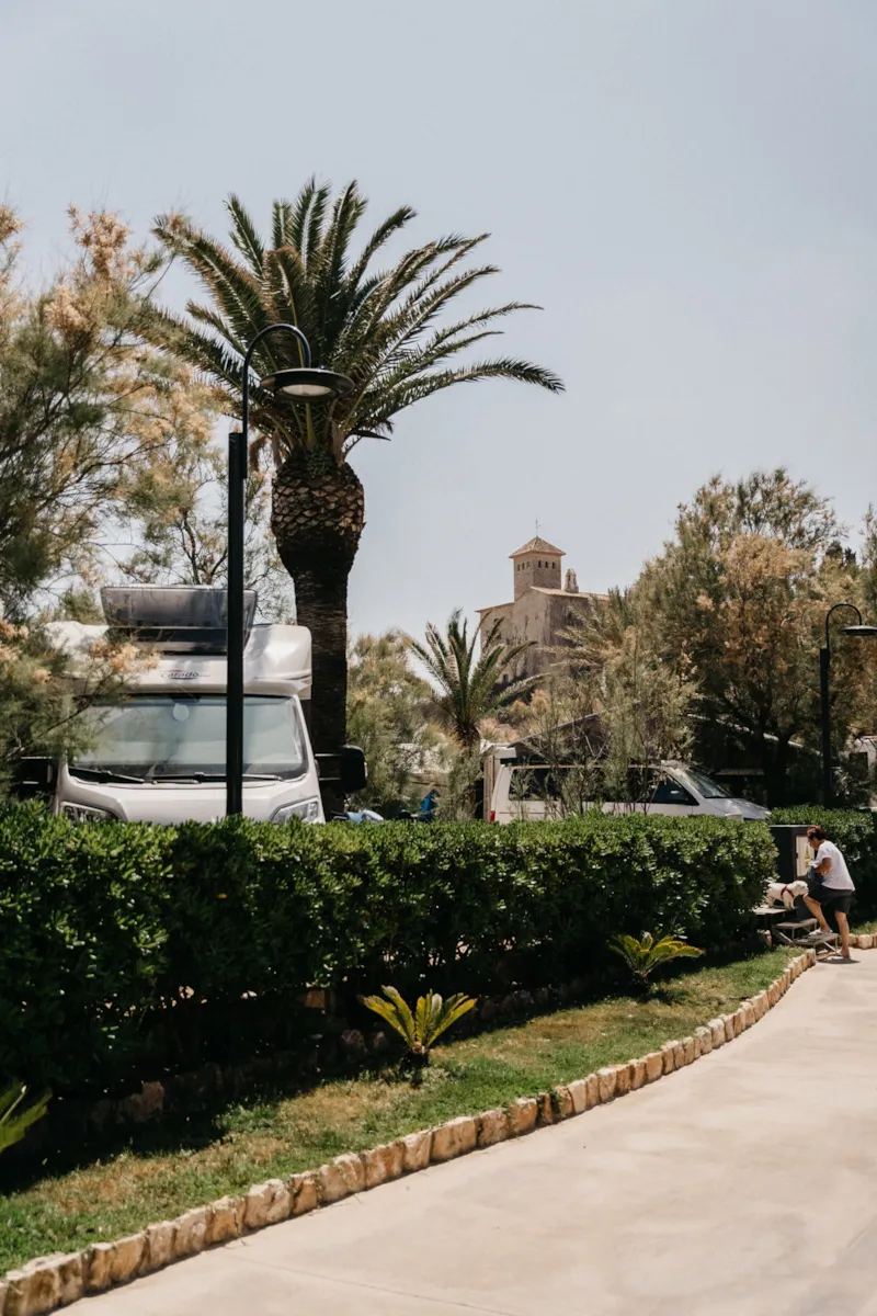 Emplacement Large Preferent (90-120M² Voiture + Tente Ou Caravane Ou Camping-Car + Électricité 10A + Eau)