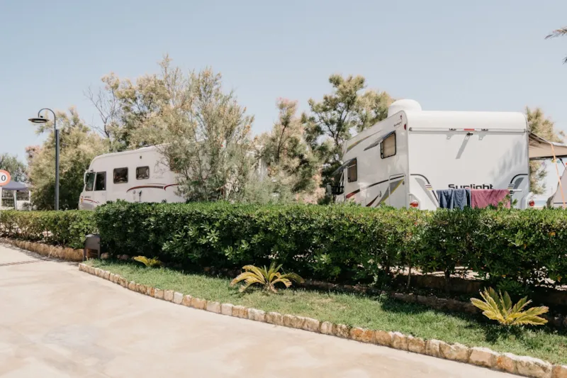 Emplacement Large Preferent (90-120M² Voiture + Tente Ou Caravane Ou Camping-Car + Électricité 10A + Eau)