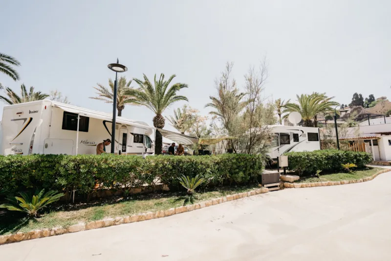 Emplacement Large Preferent (90-120M² Voiture + Tente Ou Caravane Ou Camping-Car + Électricité 10A + Eau)