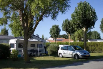 Stellplatz - Pauschale Stellplatz + Wagen + Zelt, Wohnwagen Oder Wohnmobil + 10 A - Camping La Ningle