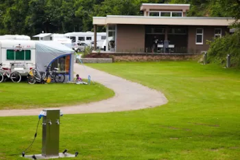 Stellplatz - Stellplatz 86 - 100 M2 Komfort - Prümtal-Camping Oberweis
