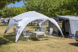 Kampeerplaats(en) - Standplaats Standard 96M² + Auto + Tent Of Caravan + Elektriciteit - Camping Riembau