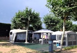 Kampeerplaats(en) - Standplaats Superior 128M² (1 Tent, Caravan Of Camper / 1 Auto / Elektriciteit 12A) + Wateraansluiting - Camping Riembau