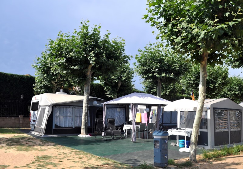Standplaats Superior 128m² (1 tent, caravan of camper / 1 auto / elektriciteit 12A) + Wateraansluiting
