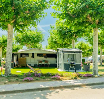 Stellplatz - Stellplatz Standard 96M² + Auto + Zelt Oder Wohnwagen + Strom - Camping Riembau