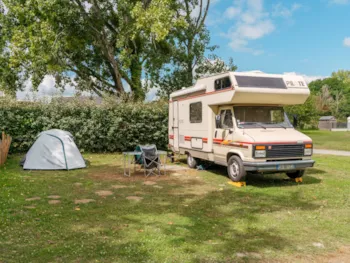 Stellplatz - Stellplatz Komfort (1 Zelt, Wohnwagen, Wohnmobil / 1 Auto / Strom 16A) - Flower Camping Le Vorlen
